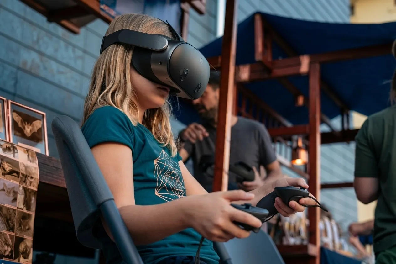 Niña experimentando la realidad virtual de MUMA en una Bat Night